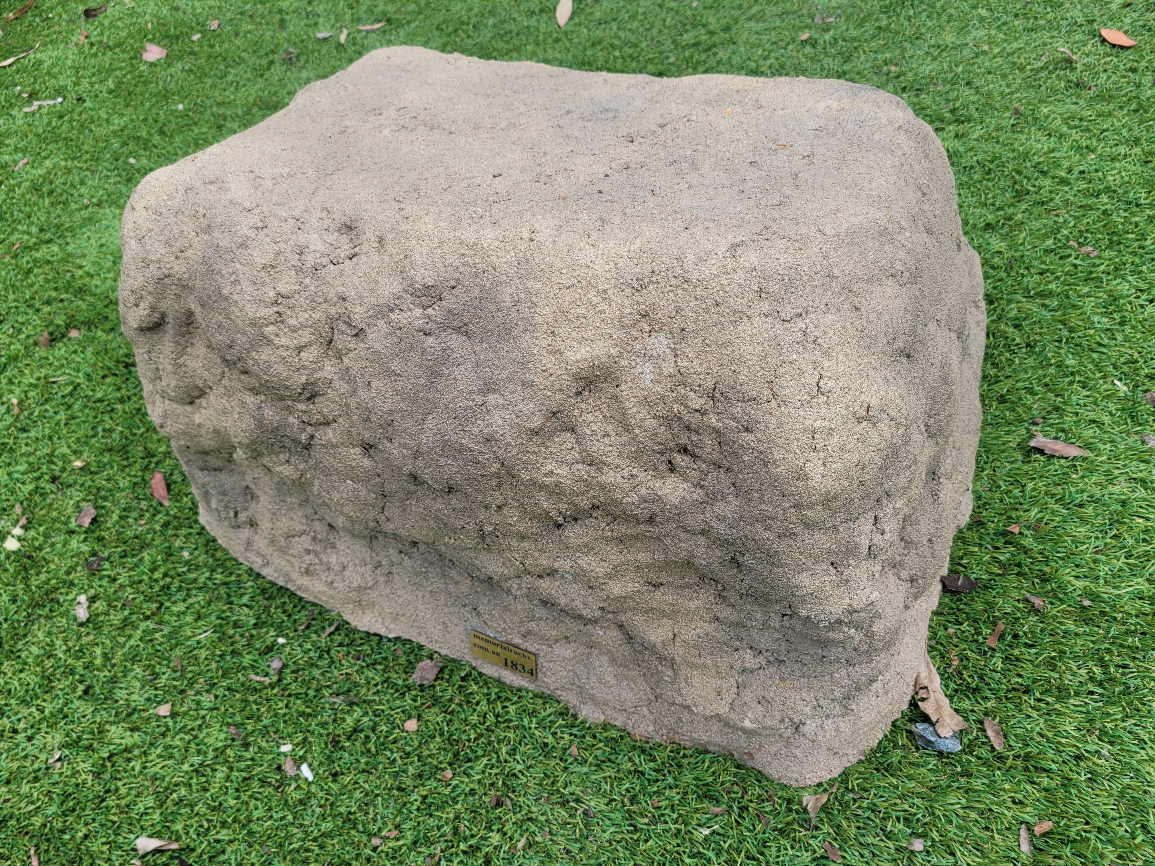 Memorial Rock Urn 1834 Extra-Large  Natural Riversand
