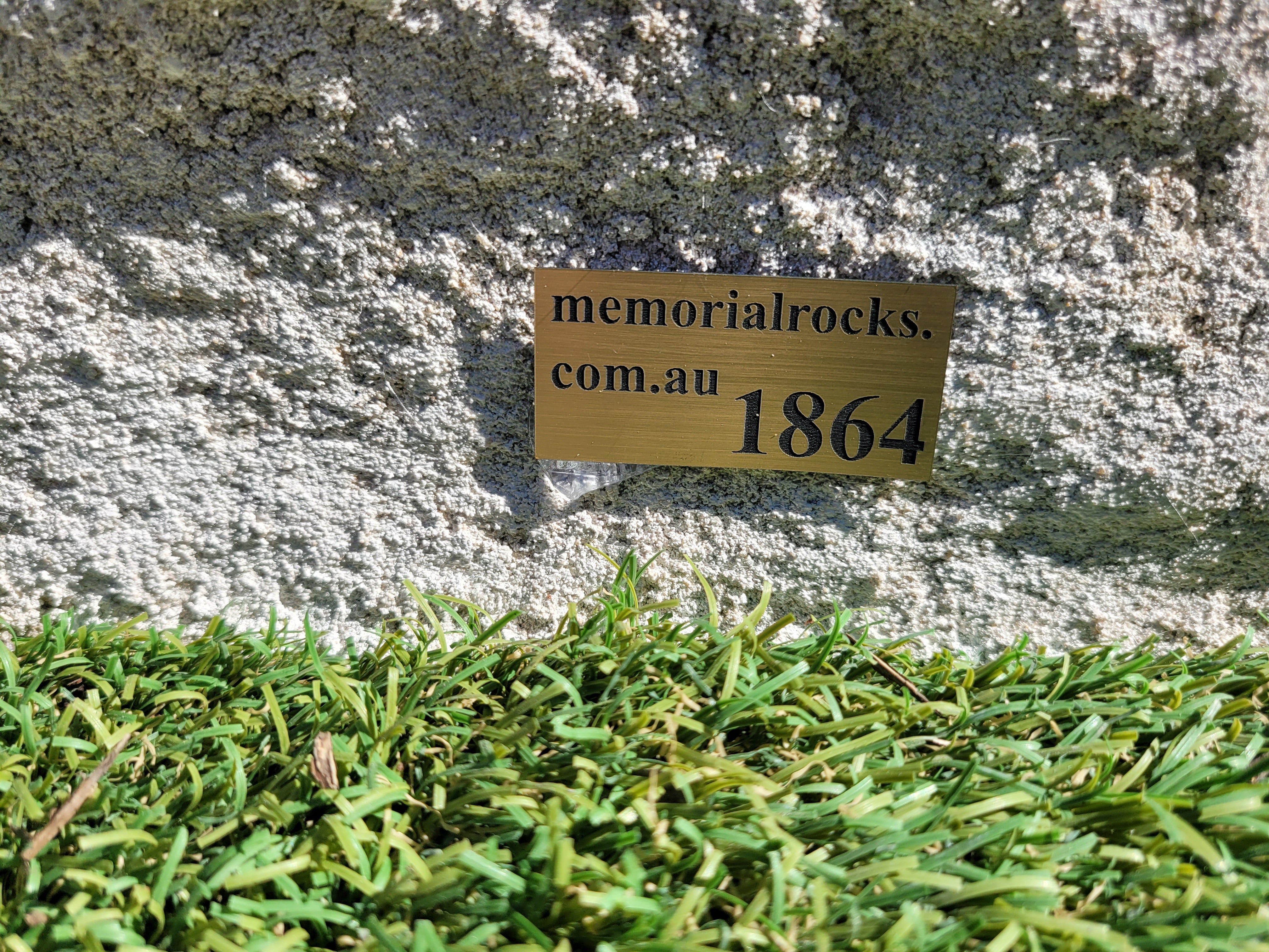 Memorial Rock Urn 1864 Medium White