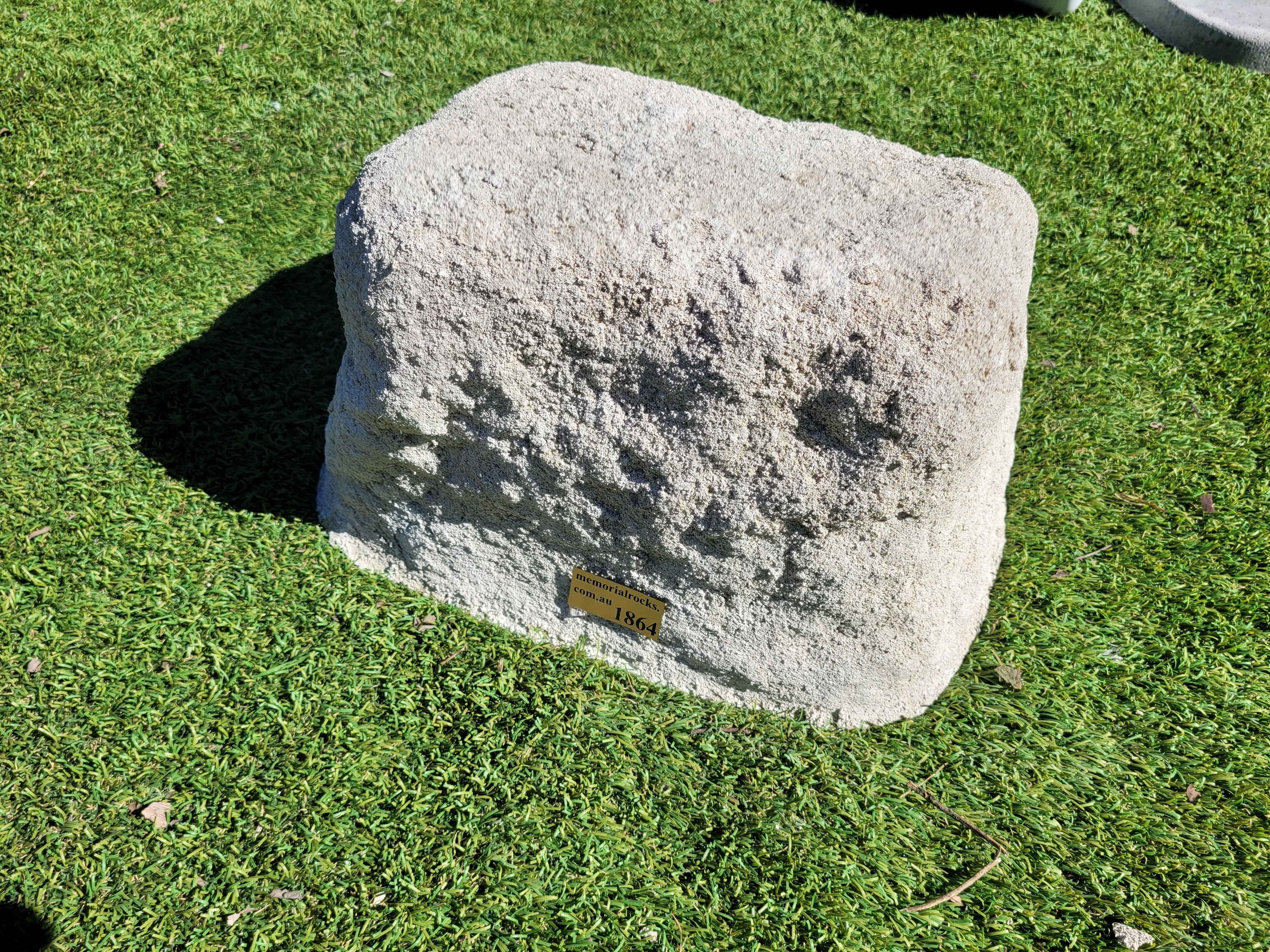 Memorial Rock Urn 1864 Medium White