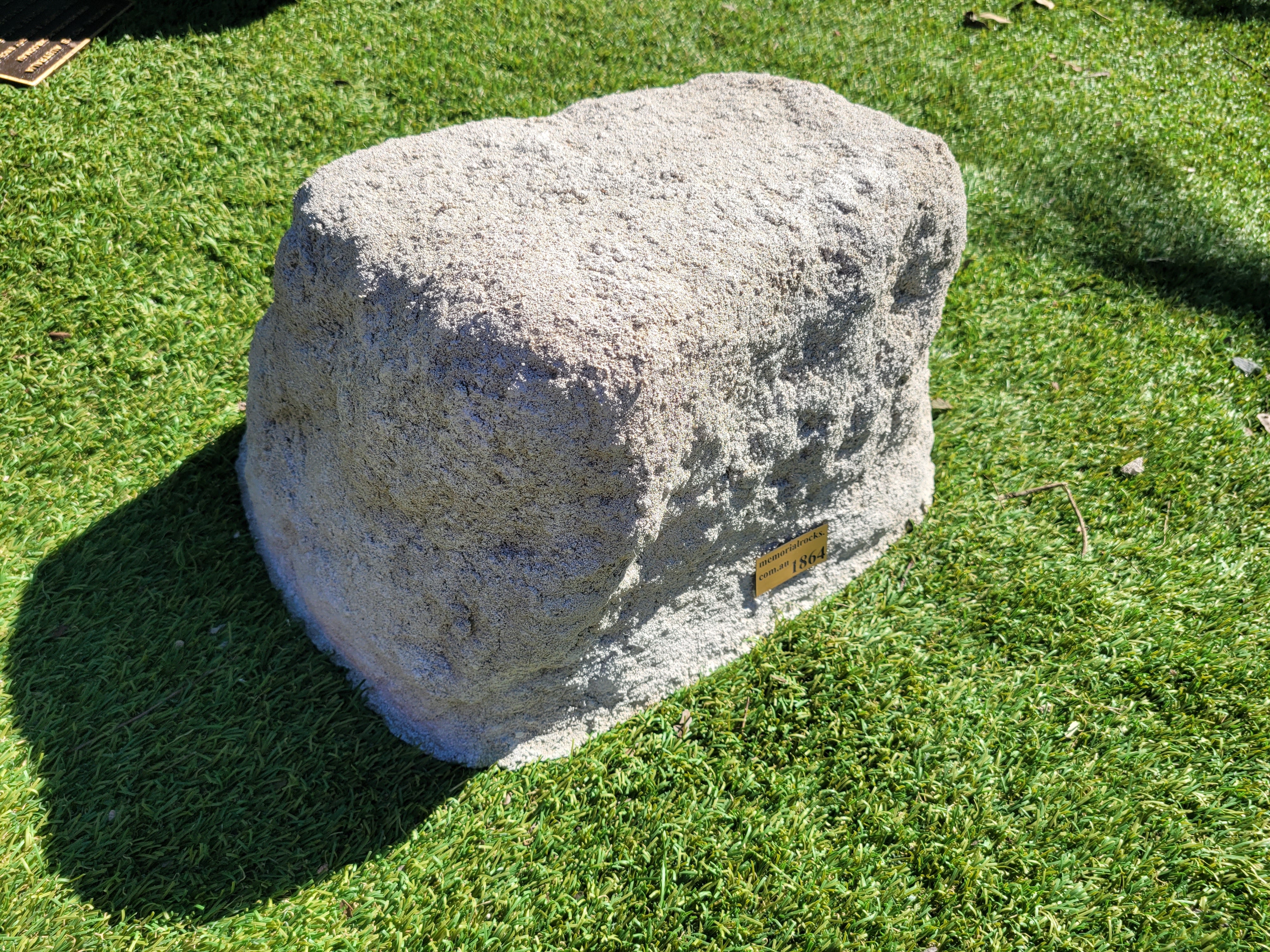 Memorial Rock Urn 1864 Medium White
