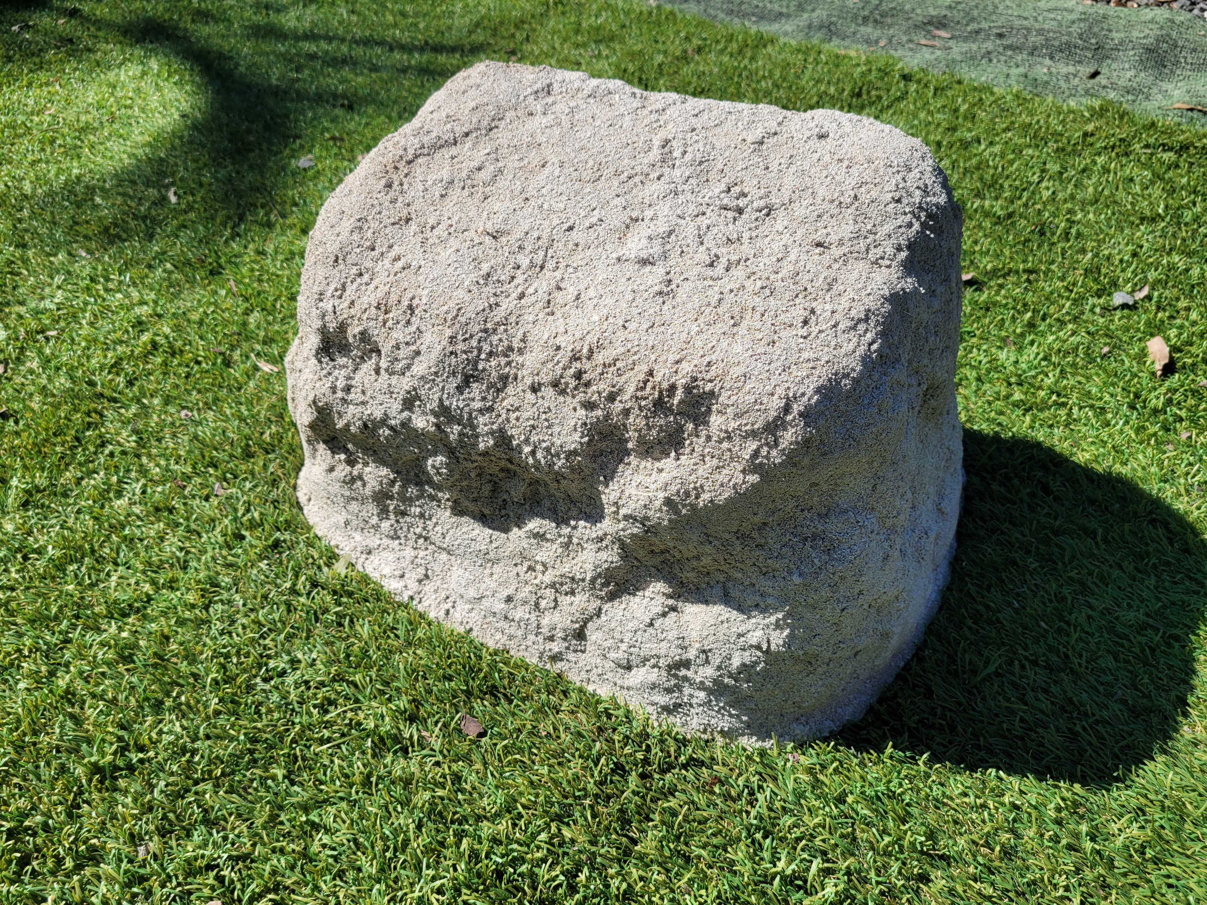 Memorial Rock Urn 1864 Medium White