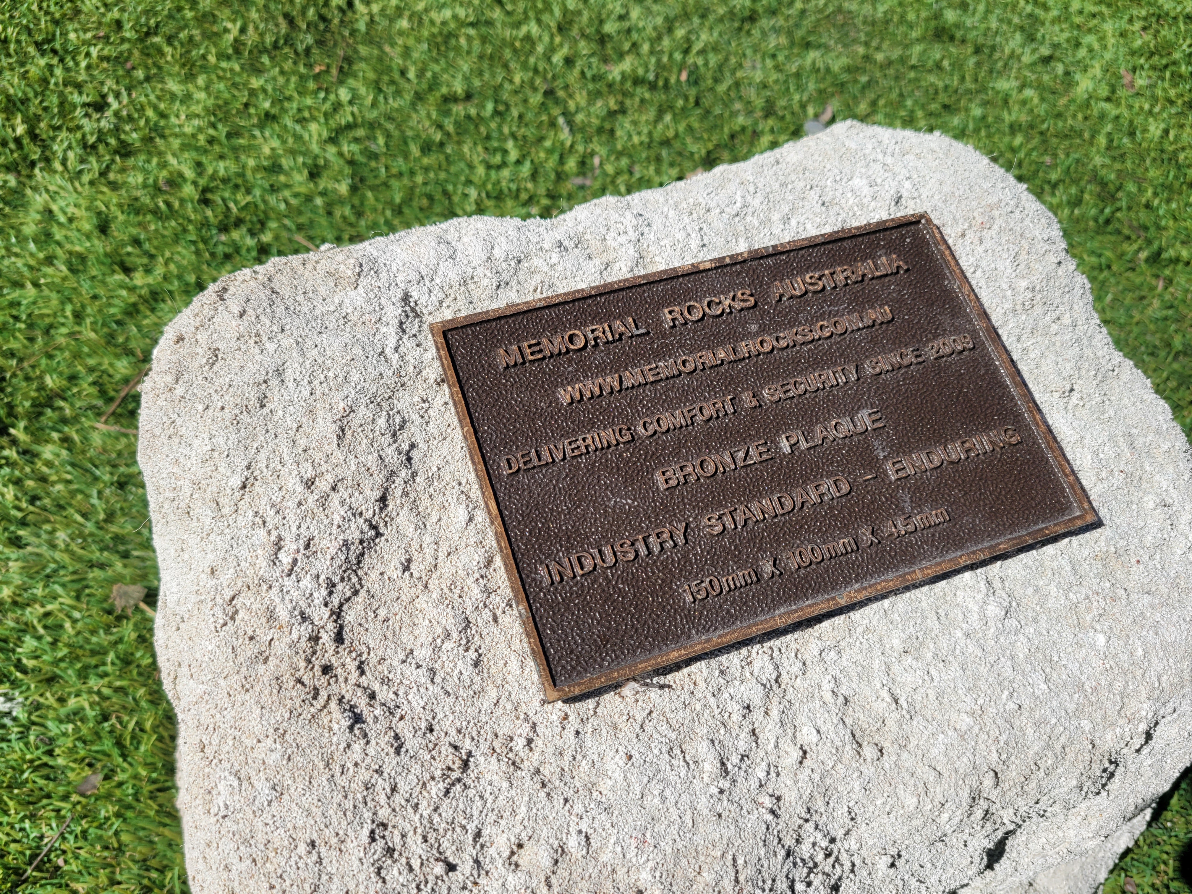 Memorial Rock Urn 1864 Medium White