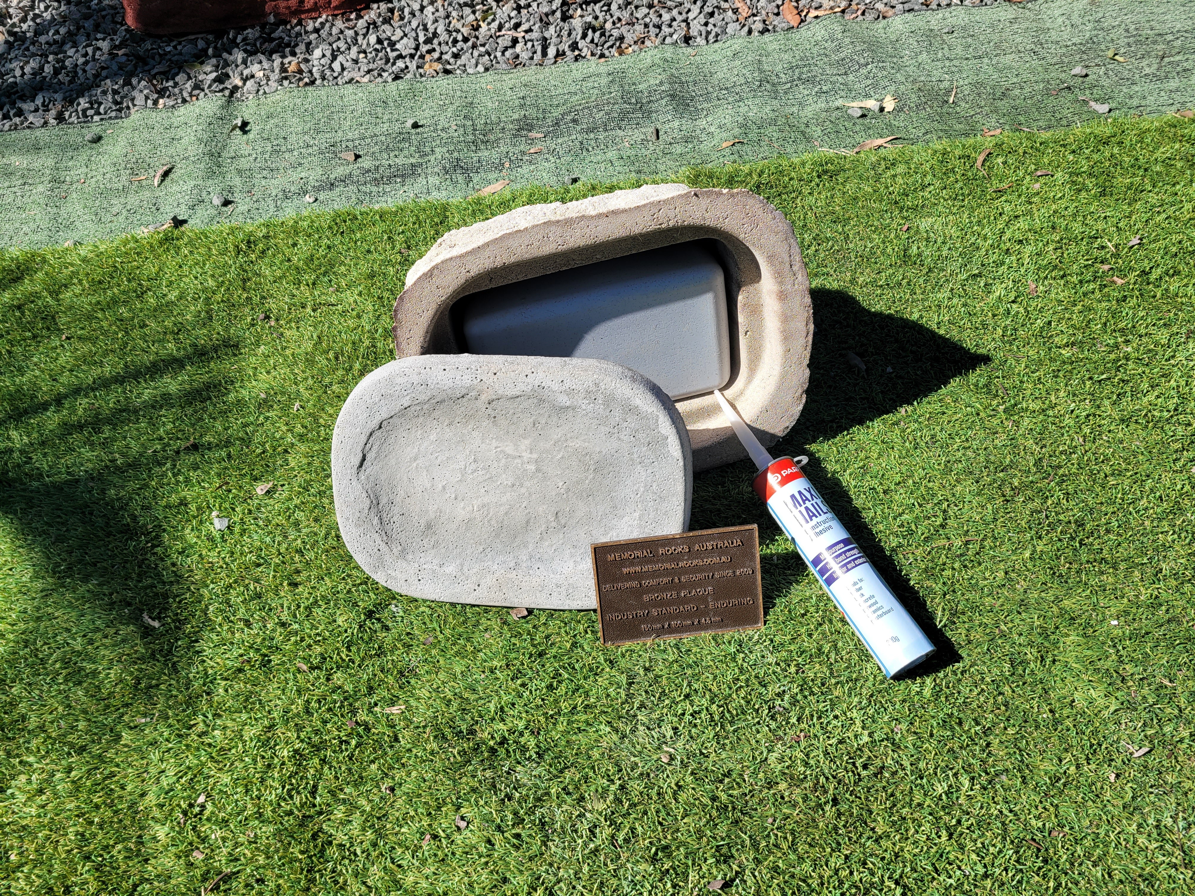 Memorial Rock Urn 1864 Medium White