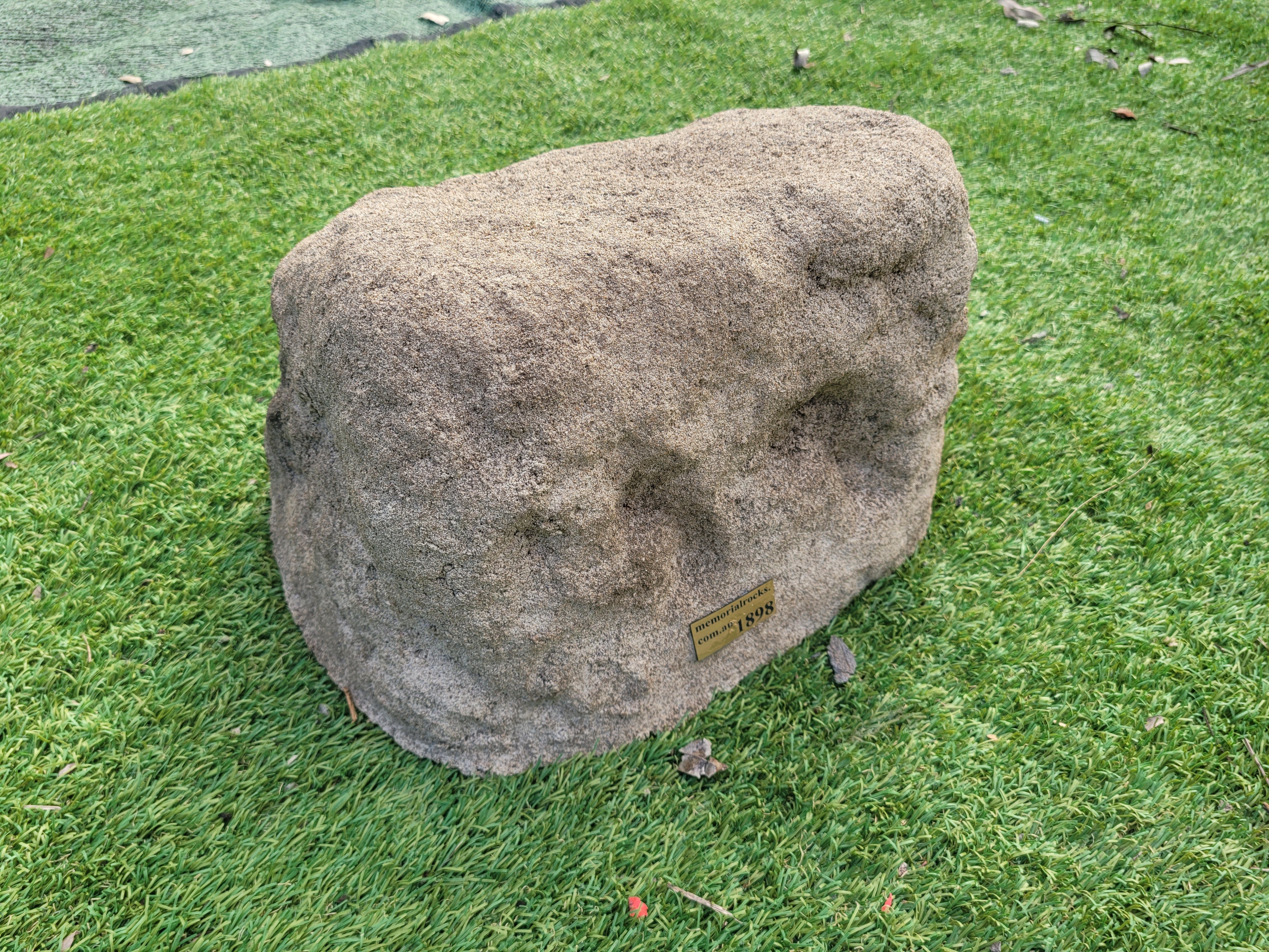 Memorial Rock Urn 1898 Medium Natural Riversand