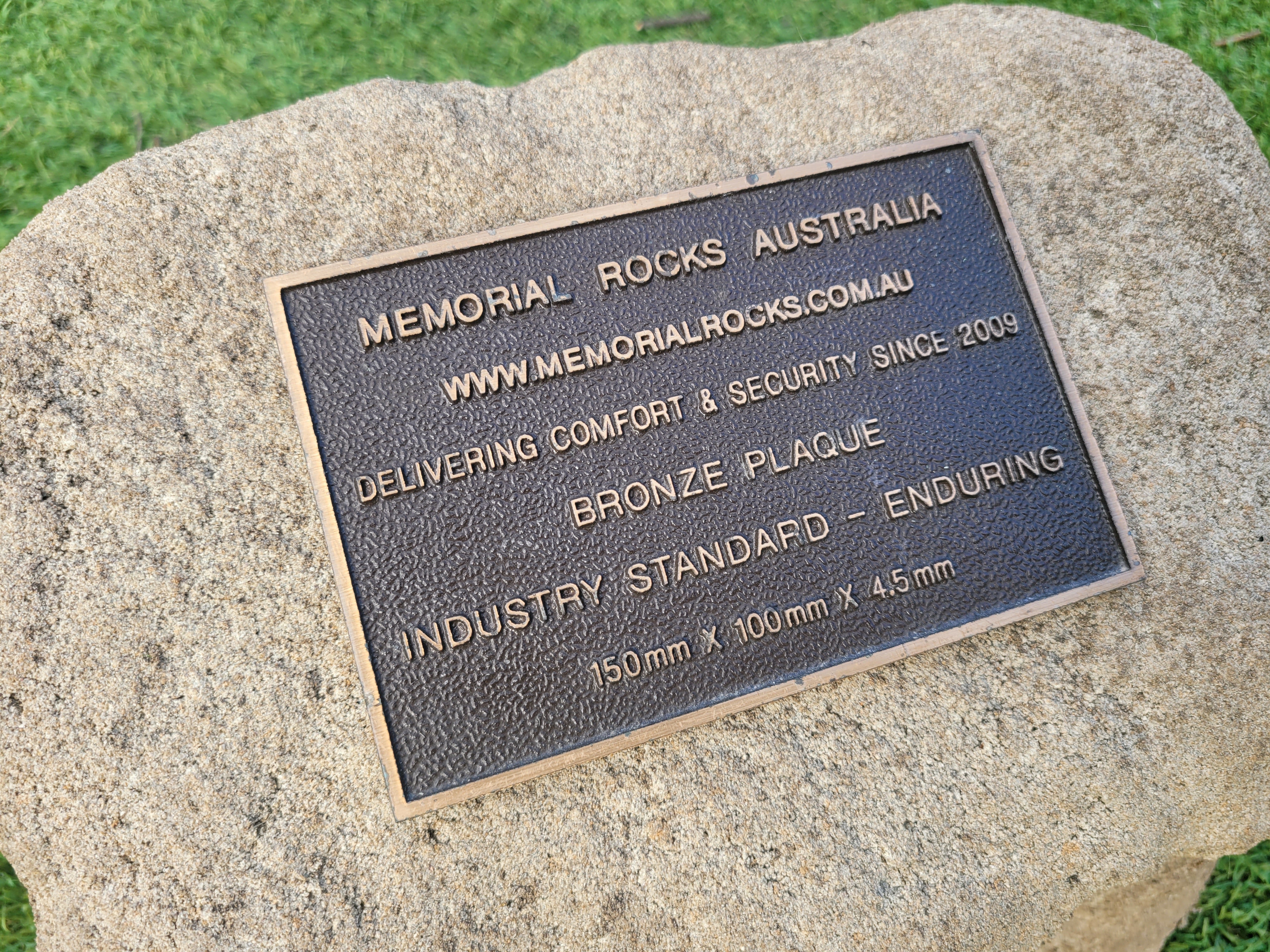 Memorial Rock Urn 1898 Medium Natural Riversand