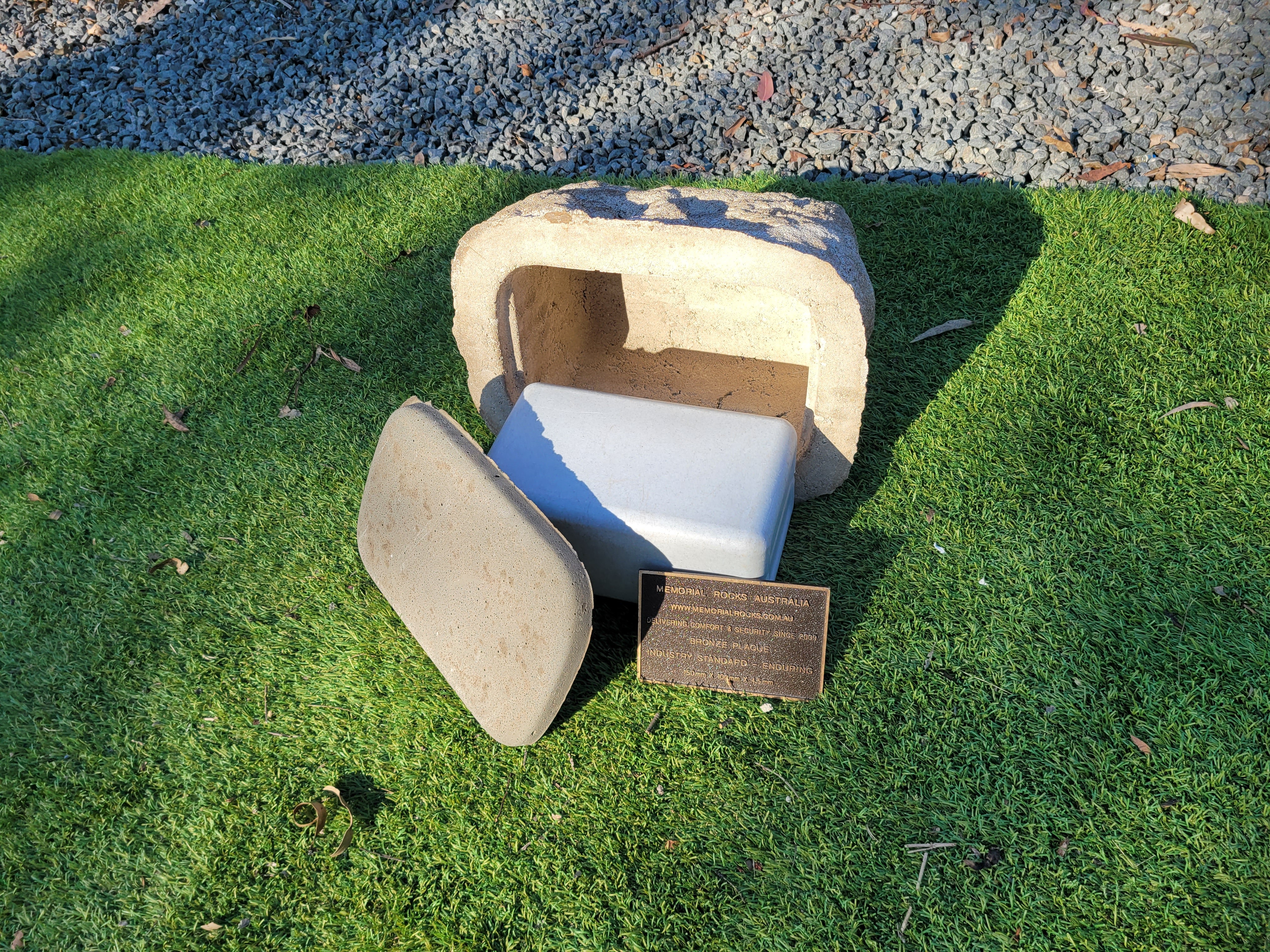 Memorial Rock Urn 1912 Regular Natural Riversand