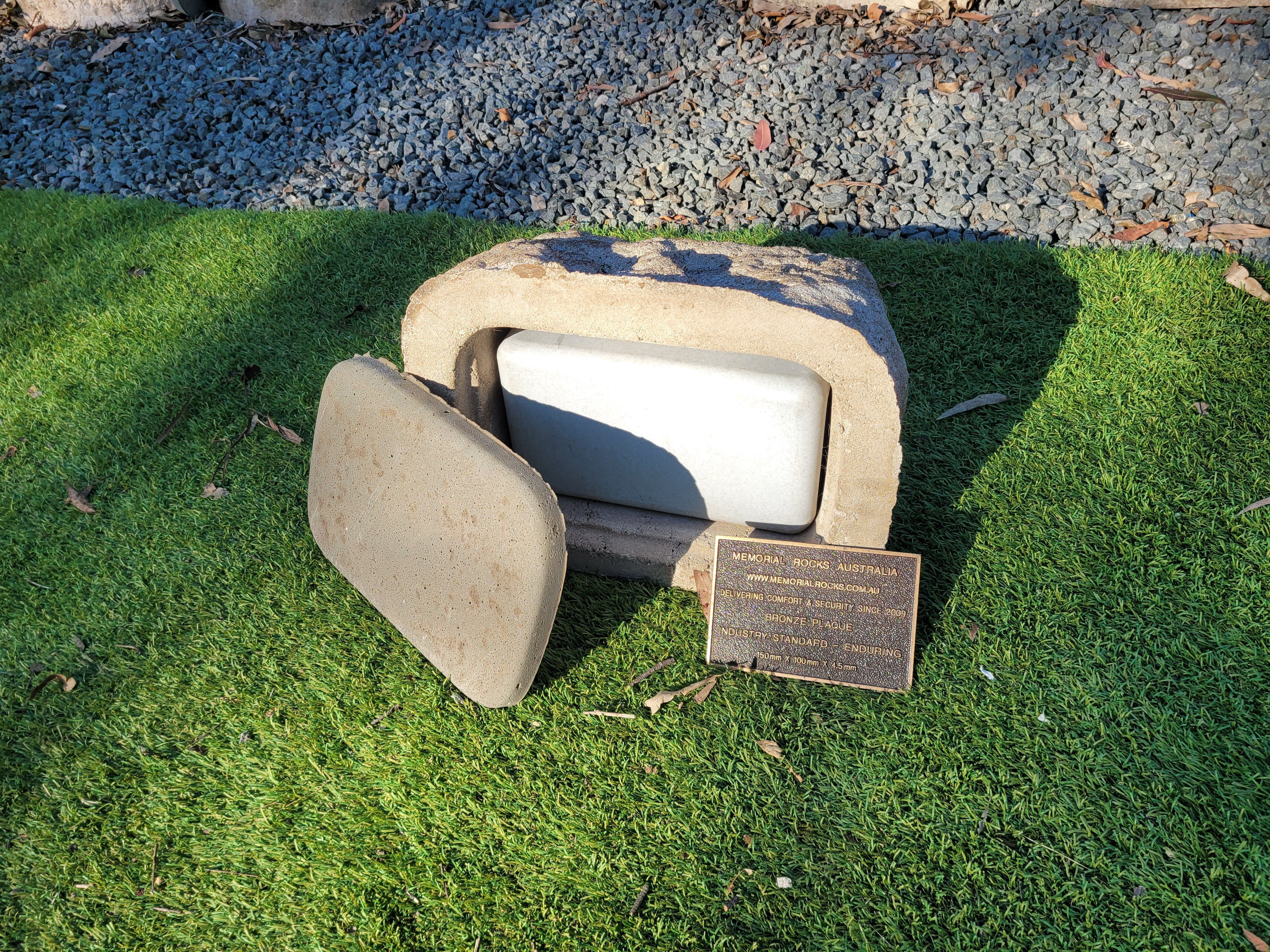 Memorial Rock Urn 1914 Regular Natural Riversand