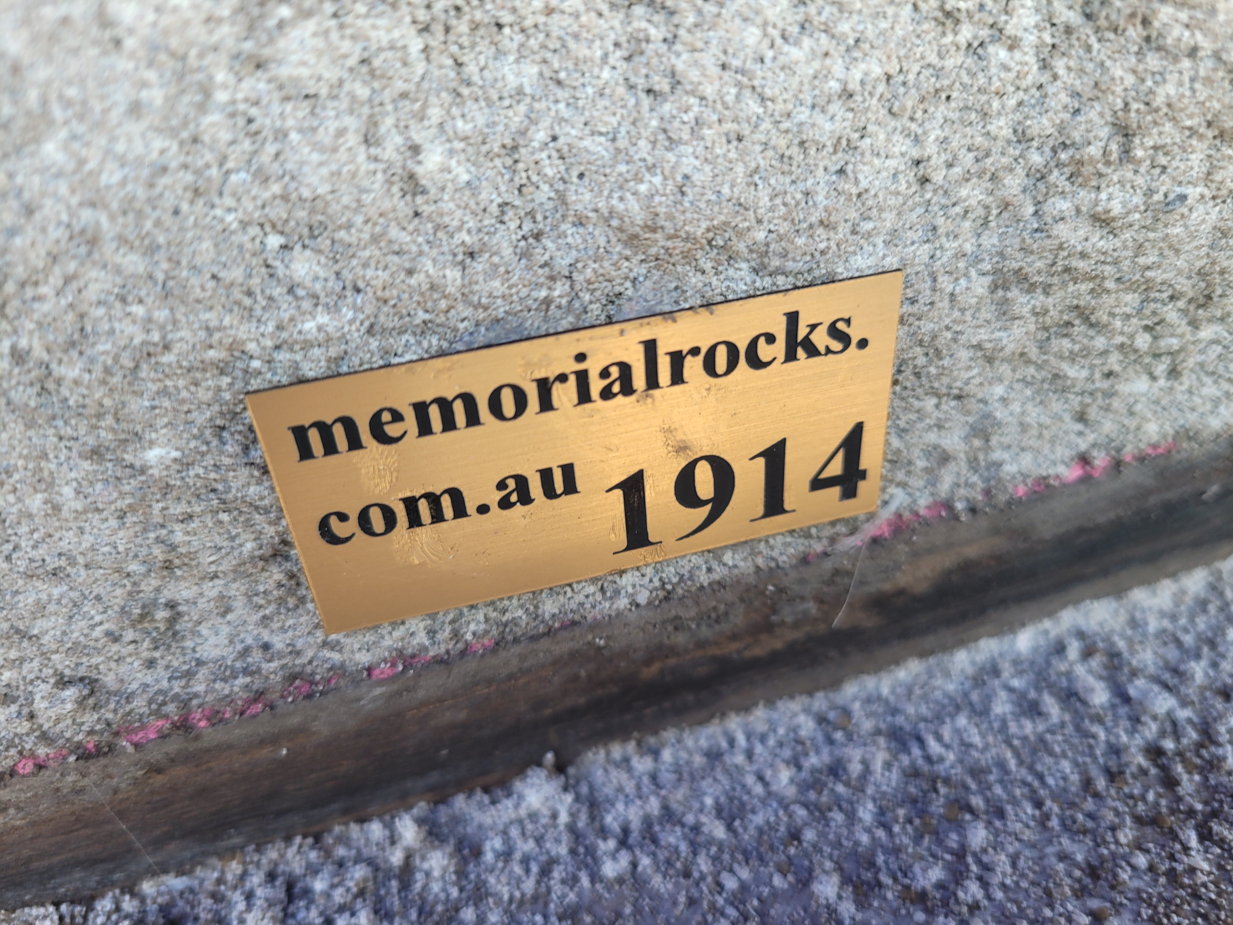 Memorial Rock Urn 1914 Regular Natural Riversand