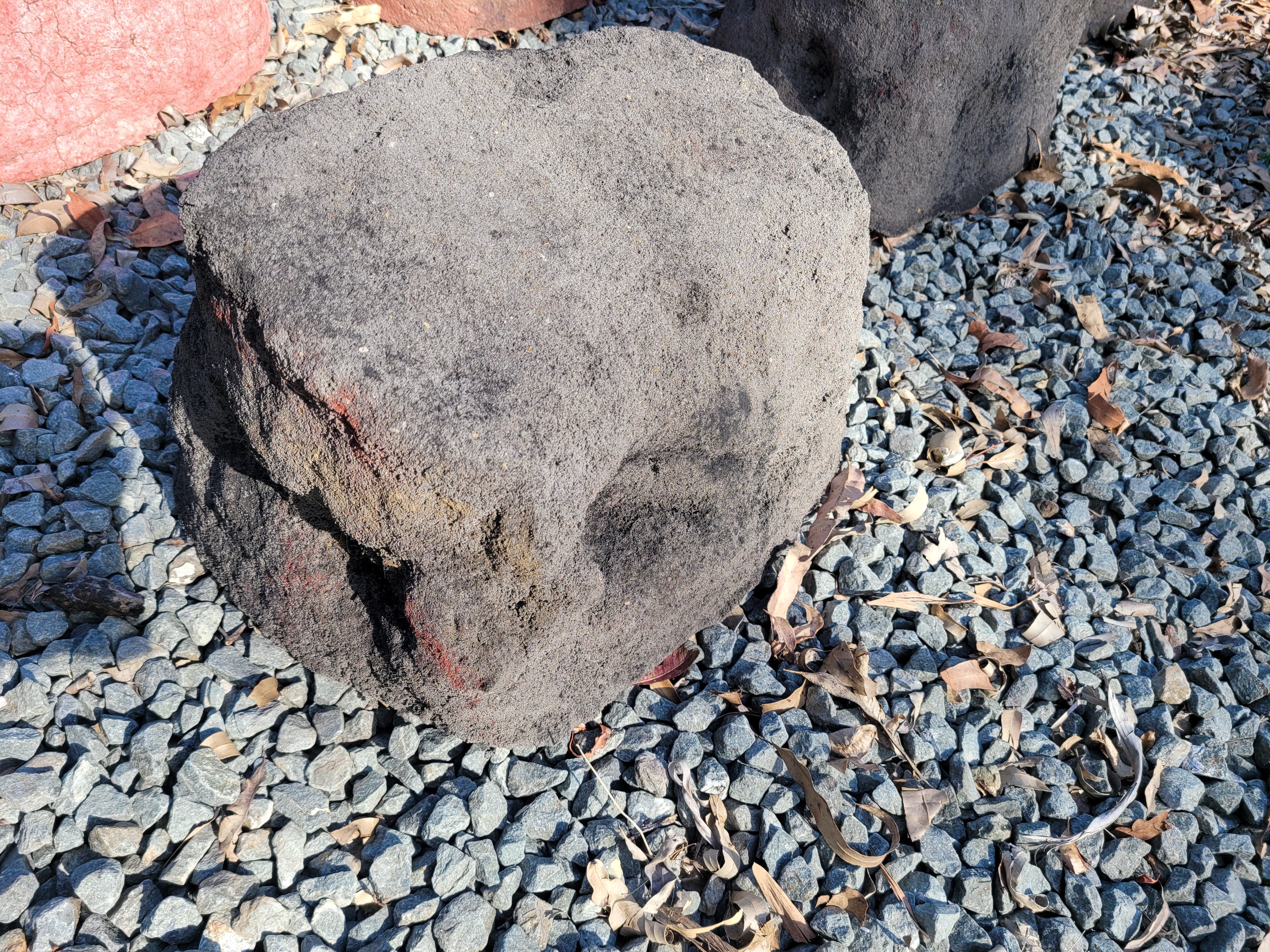 Memorial Rock Urn 1915 Medium Black / Charcoal