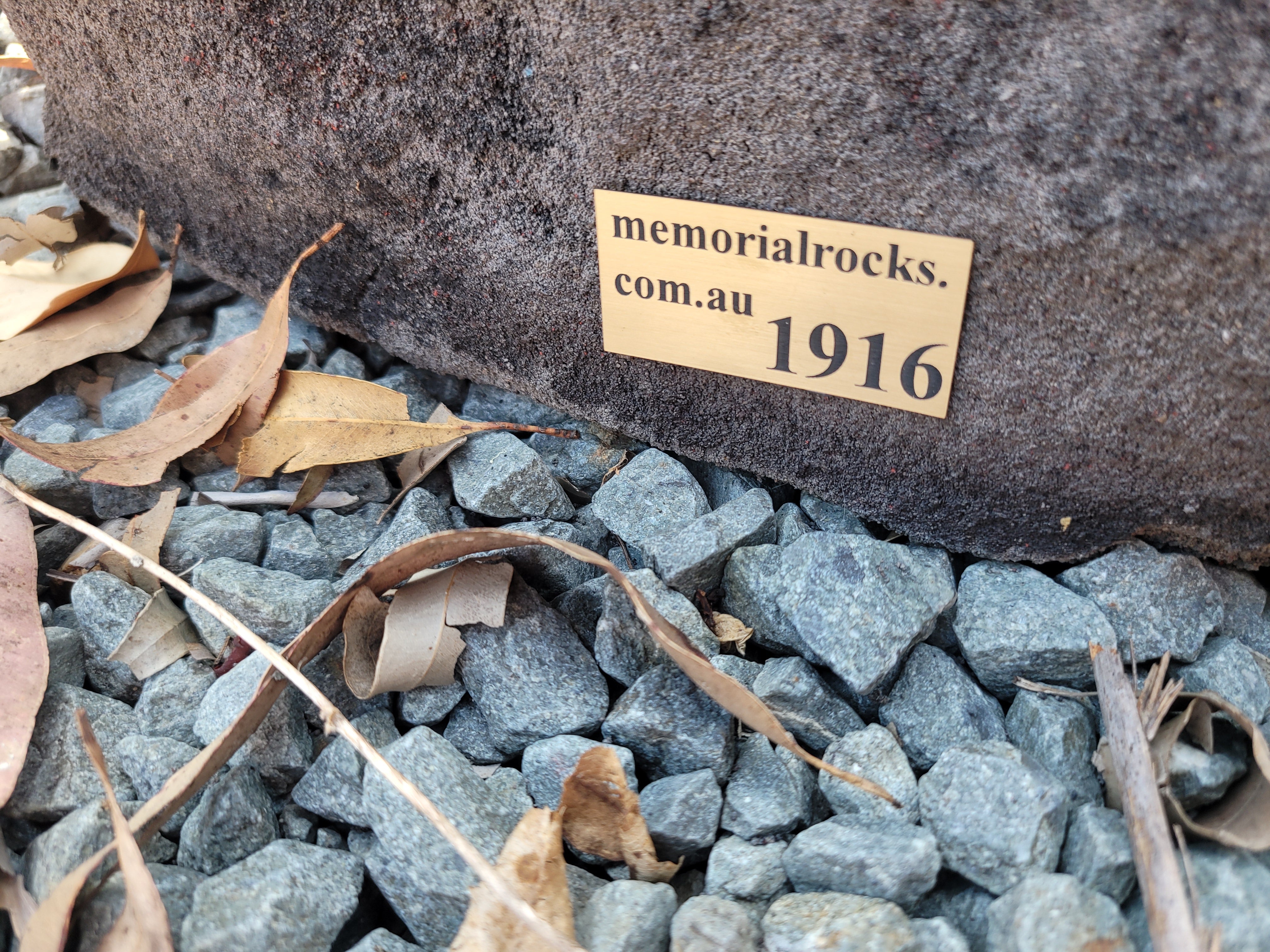 Memorial Rock Urn 1916 Medium Black / Charcoal