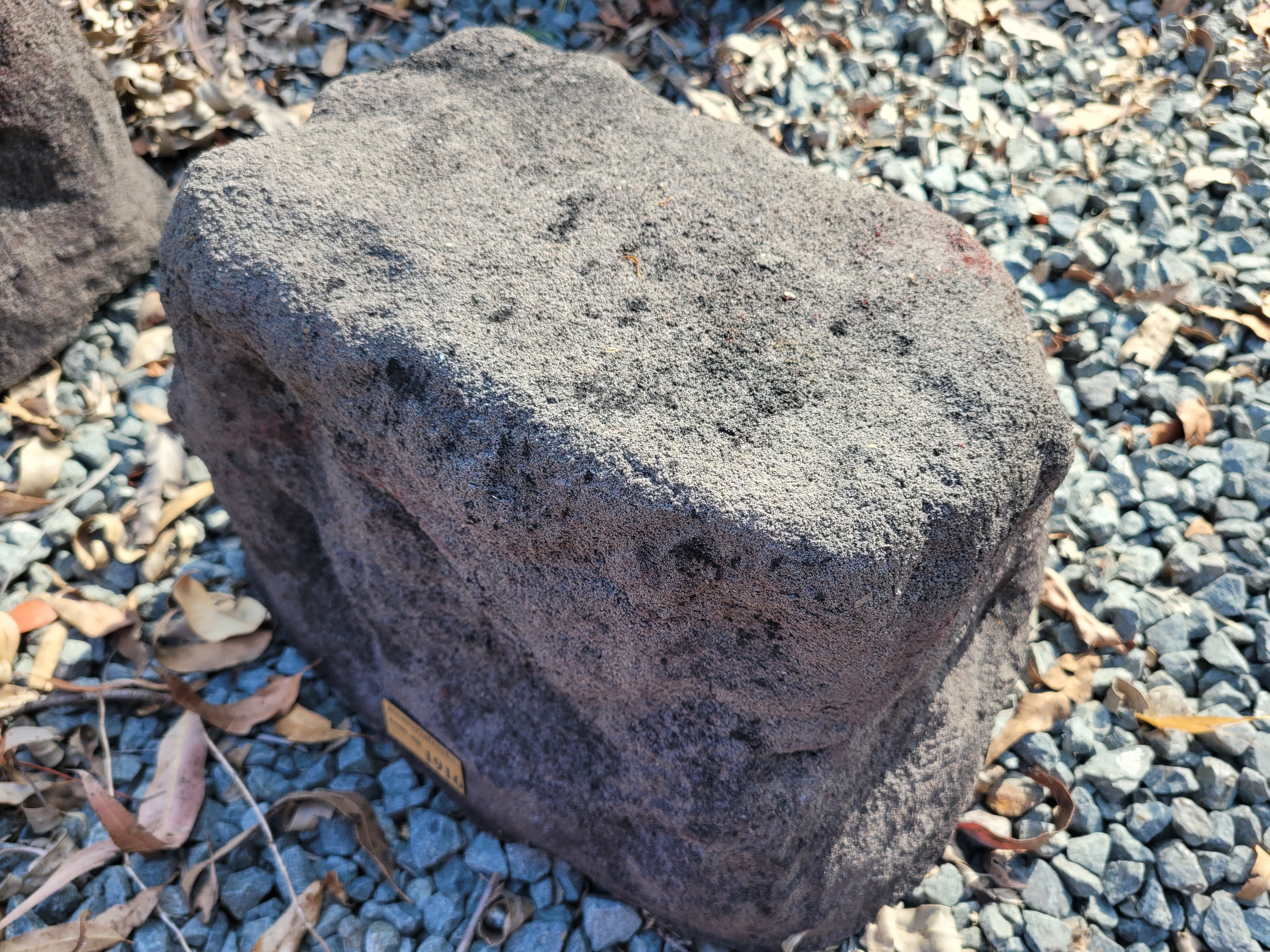 Memorial Rock Urn 1916 Medium Black / Charcoal