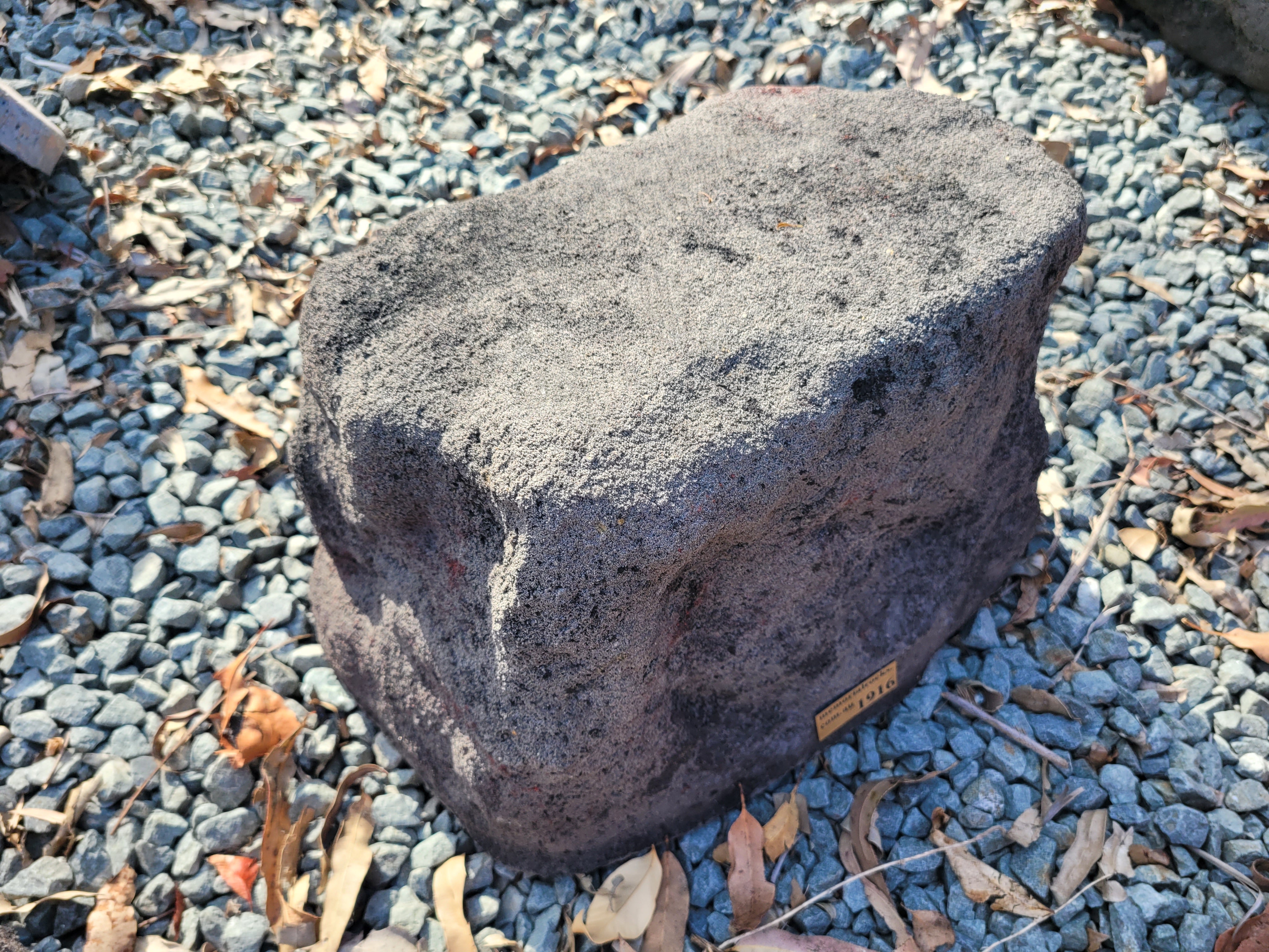 Memorial Rock Urn 1916 Medium Black / Charcoal