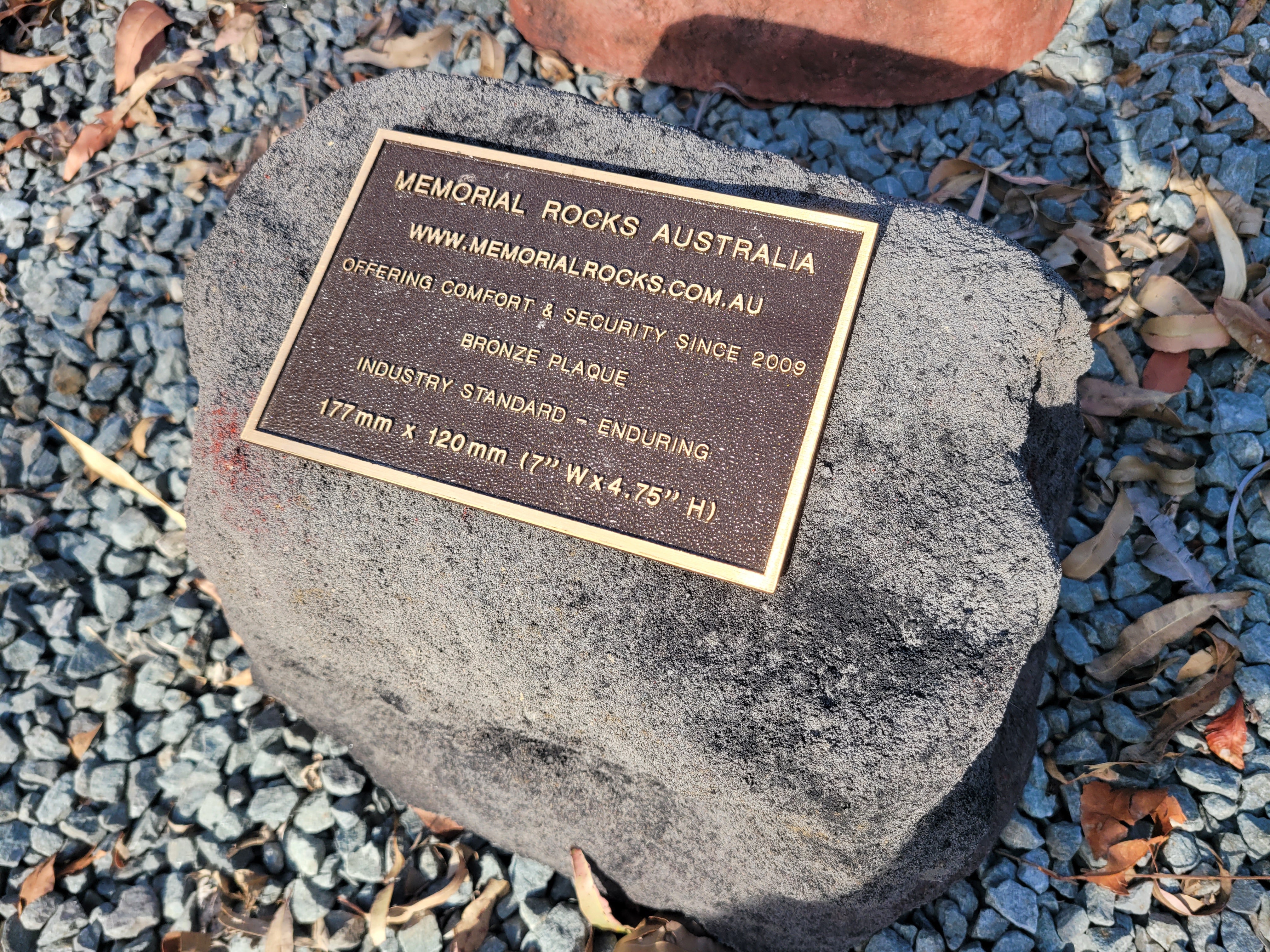 Memorial Rock Urn 1916 Medium Black / Charcoal