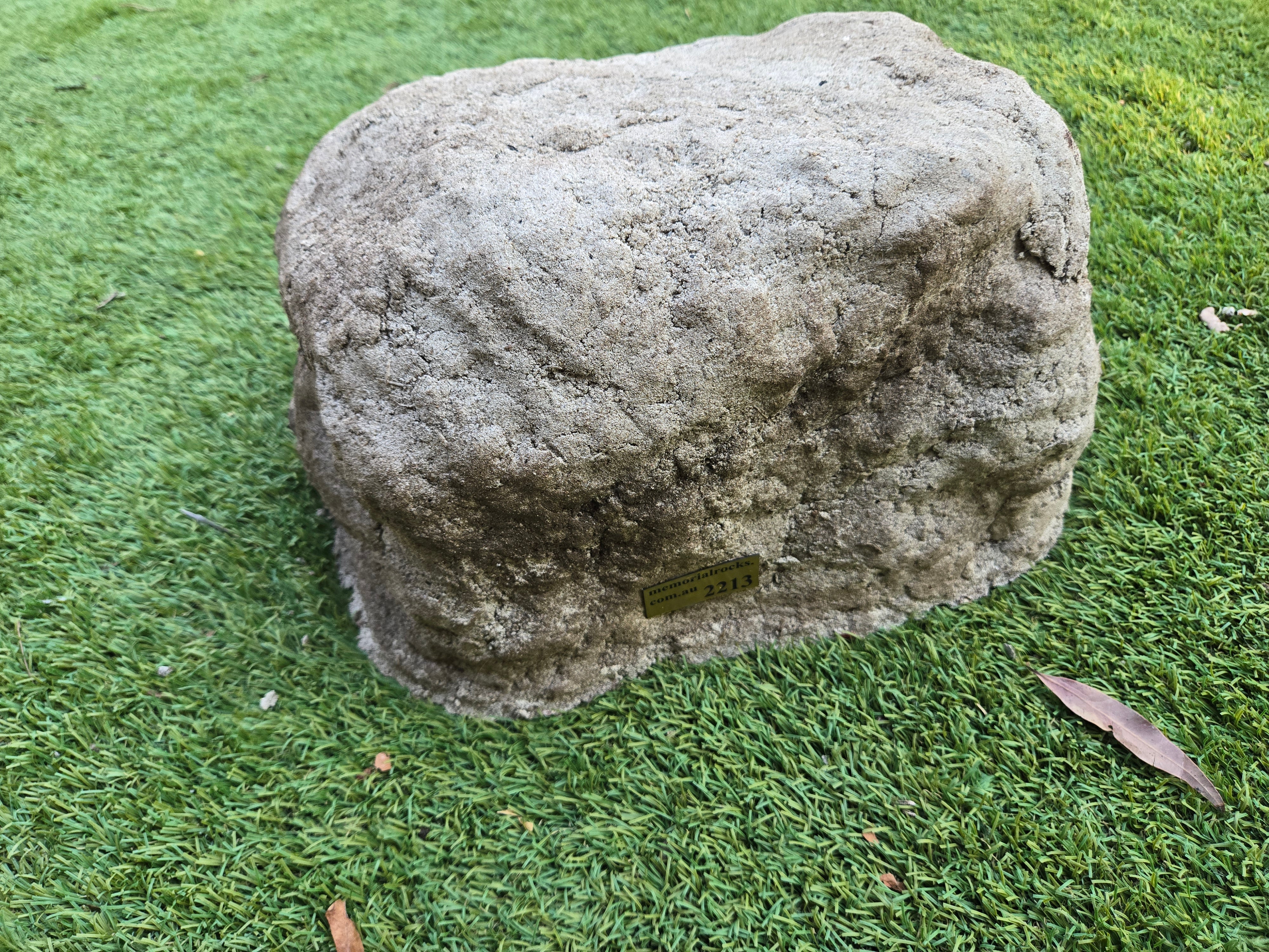 Memorial Rock Urn 2213 Medium Natural Riversand